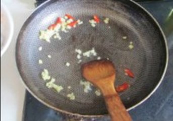 蚕豆炒虾仁的做法 步骤5