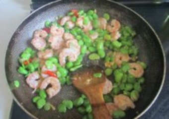 蚕豆炒虾仁的做法 步骤7