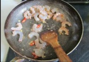 蚕豆炒虾仁的做法 步骤6