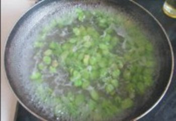 蚕豆炒虾仁的做法 步骤3