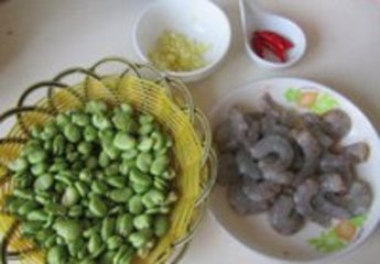 蚕豆炒虾仁的做法 步骤1