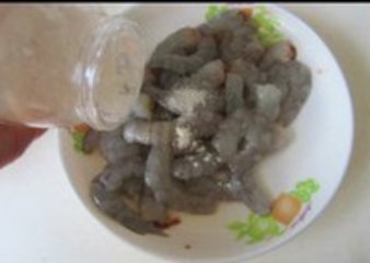 蚕豆炒虾仁的做法 步骤2