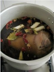 美味农家土猪肘子的做法 步骤3