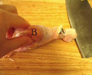 只需三刀将鸡翅根完整去骨的方法图文教程