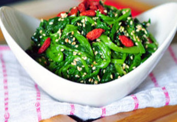 凉拌芝麻菠菜有益智健脑之功效