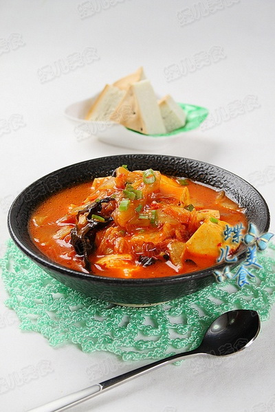 黑木耳豆腐泡菜锅的做法
