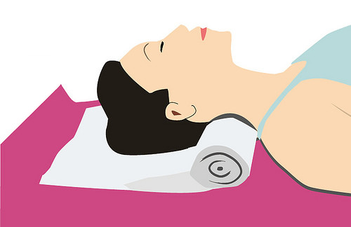 脖子颈部不舒服睡不好 自制毛巾枕助好眠 脖子颈部不舒服睡不好 自制毛巾枕助好眠