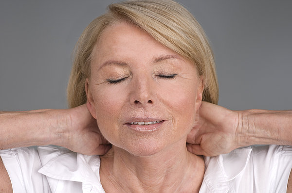 脖子颈部不舒服睡不好 自制毛巾枕助好眠 脖子颈部不舒服睡不好 自制毛巾枕助好眠