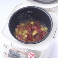 腊肉土豆焖饭怎么做 健康午餐制作方法