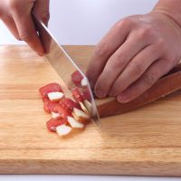 腊肉土豆焖饭怎么做 健康午餐制作方法