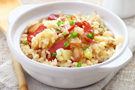 腊肉土豆焖饭怎么做 健康午餐制作方法