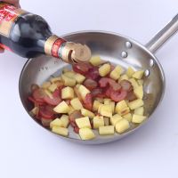 腊肉土豆焖饭怎么做 健康午餐制作方法