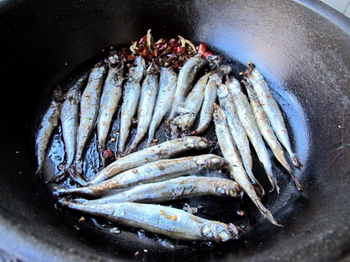 香煎多春鱼步骤4