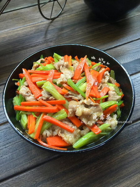 红萝卜芹菜炒瘦肉的做法