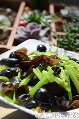 香芹炒木耳的做法