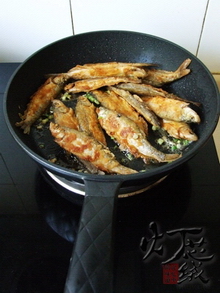 芝麻椒盐小河鱼步骤6