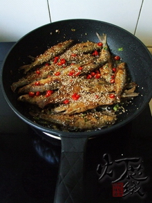 芝麻椒盐小河鱼步骤8