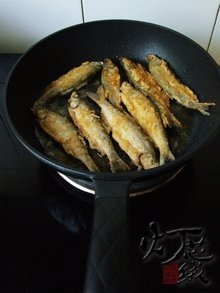 芝麻椒盐小河鱼步骤4