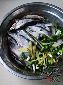 芝麻椒盐小河鱼步骤2