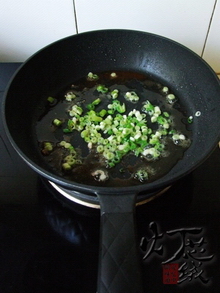 芝麻椒盐小河鱼步骤5