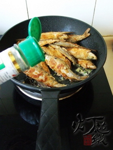 芝麻椒盐小河鱼步骤7