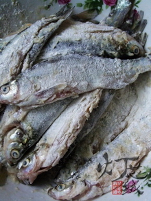 芝麻椒盐小河鱼步骤3