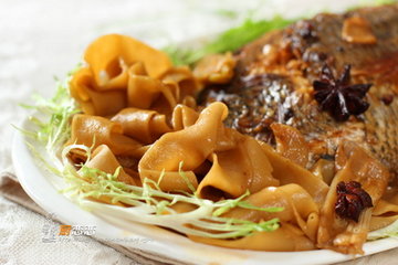 红烧鱼煮宽面