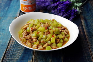 莴笋酱肉丁的做法