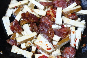 腊肠炒豆腐干步骤4