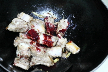 红乳蒜香排骨的做法步骤2