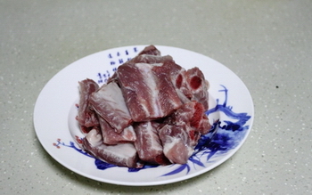 红乳蒜香排骨的做法步骤1