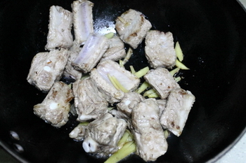 红乳蒜香排骨的做法步骤3