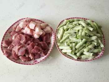 豆角烧肉的做法步骤1