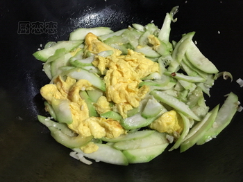 丝瓜炒鸡蛋的做法步骤7