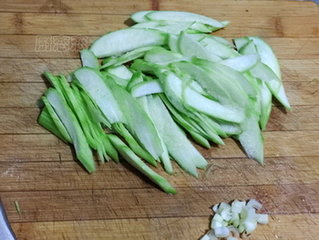 丝瓜炒鸡蛋的做法步骤2