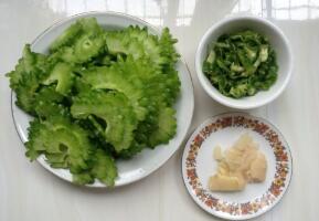 速炒苦瓜的做法步骤1