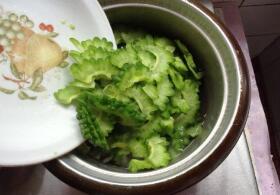 速炒苦瓜的做法步骤2