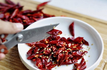 辣子鸡的做法步骤2