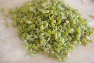 酸豆角肉末的做法步骤:2