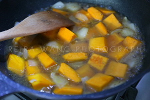 洋葱南瓜烧秋葵的做法步骤6