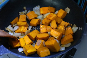 洋葱南瓜烧秋葵的做法步骤5