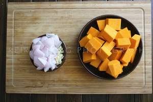 洋葱南瓜烧秋葵的做法步骤2