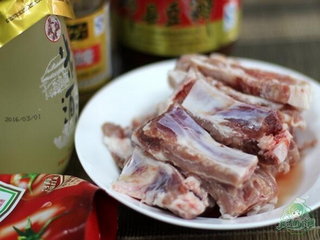 三酱排骨的做法步骤1