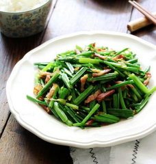 腊肉丝炒韭菜苔