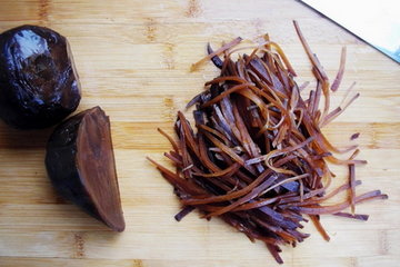 咸菜炒肉丝的做法步骤1