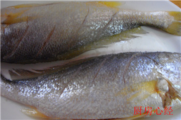 醋溜黄鱼的做法步骤2