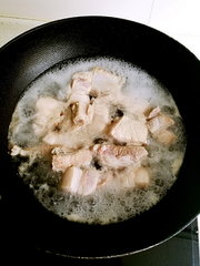 板栗千张烧排骨五花肉的做法步骤2