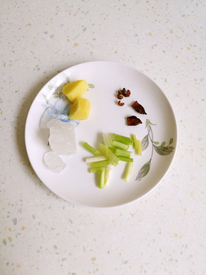 板栗千张烧排骨五花肉的做法步骤3