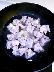糖醋排骨的简单做法的做法步骤2