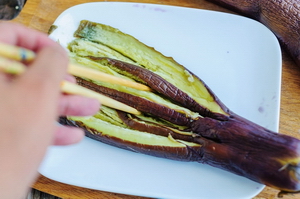 蒜泥茄子的做法步骤2